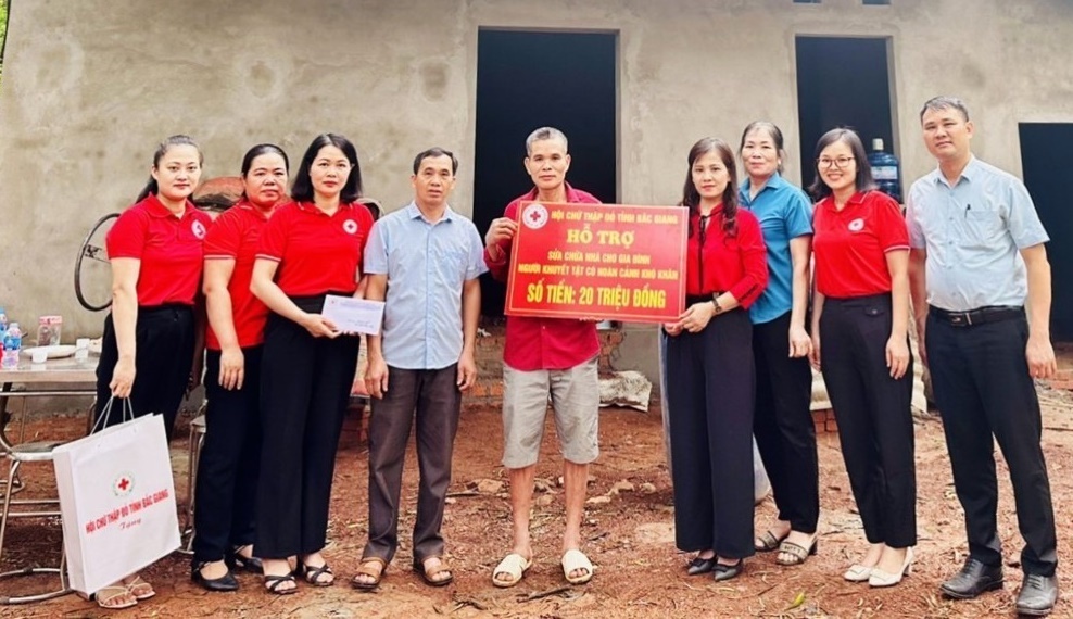 Hội chữ thập đỏ tỉnh trao tiền hỗ trợ xây dựng nhà tại Quế Nham|https://lienchung-tanyen.bacgiang.gov.vn/chi-tiet-tin-tuc/-/asset_publisher/Enp27vgshTez/content/hoi-chu-thap-o-tinh-trao-tien-ho-tro-xay-dung-nha-tai-que-nham/22783