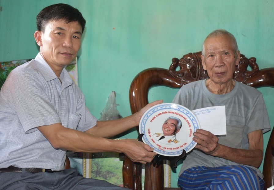 Thăm và tặng 86 suất quà cho chiến sỹ Điện Biên|https://lienchung-tanyen.bacgiang.gov.vn/chi-tiet-tin-tuc/-/asset_publisher/Enp27vgshTez/content/tham-va-tang-86-suat-qua-cho-chien-sy-ien-bien/22783